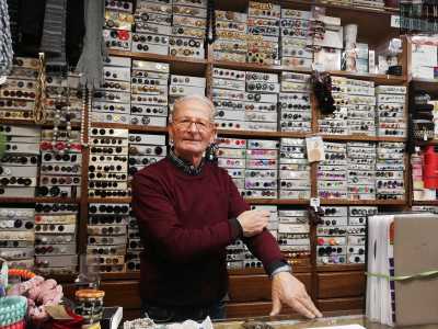 �All�inizio vendevamo solo bottoni, canovacci per ricamo, merletti e cotone per uncinetto  - ci spiega il proprietario -. Poi ci siamo modernizzati con altri capi d'abbigliamento e soprattutto con la vendita online�